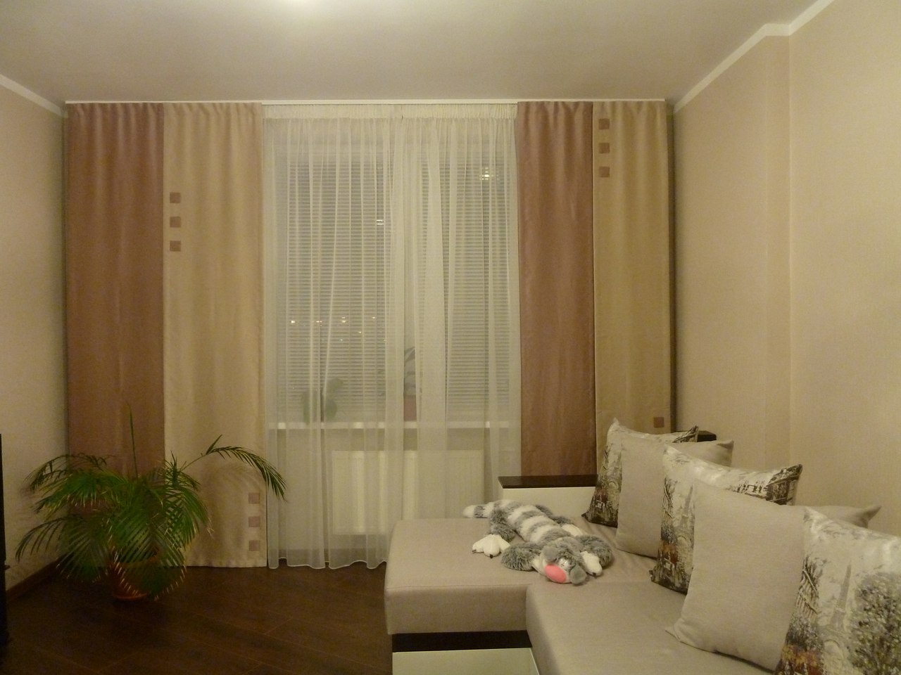 шторы в гостиную в современном стиле двухцветные фото в интерьере